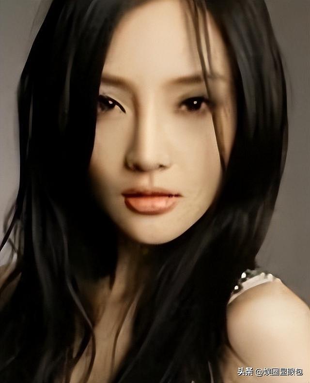 43岁李小璐晒小鲜肉合照，娇羞妩媚，眼神勾人，两人举止很亲密（组图） - 10