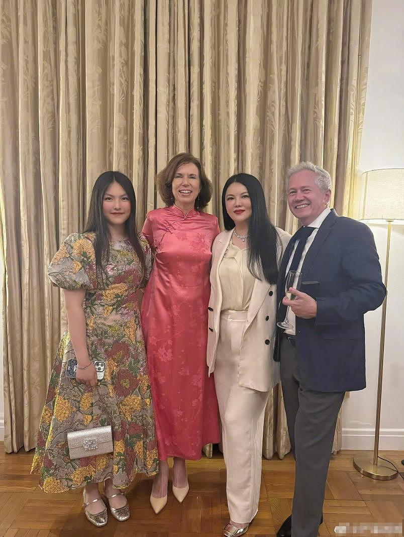 李湘携女参加英国贵族晚宴，托举式育儿惹争议，合照不等于人脉（组图） - 1