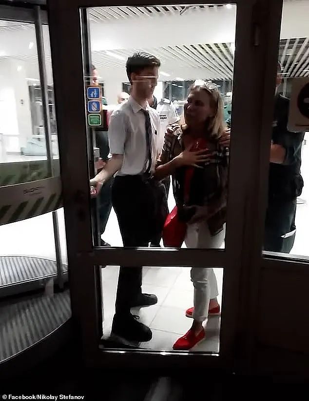 女子因手提行李被拒登机,双膝跪地痛哭哀求仍遭冷拒!瑞安航空操作引网友怒怼一边倒(组图) - 5