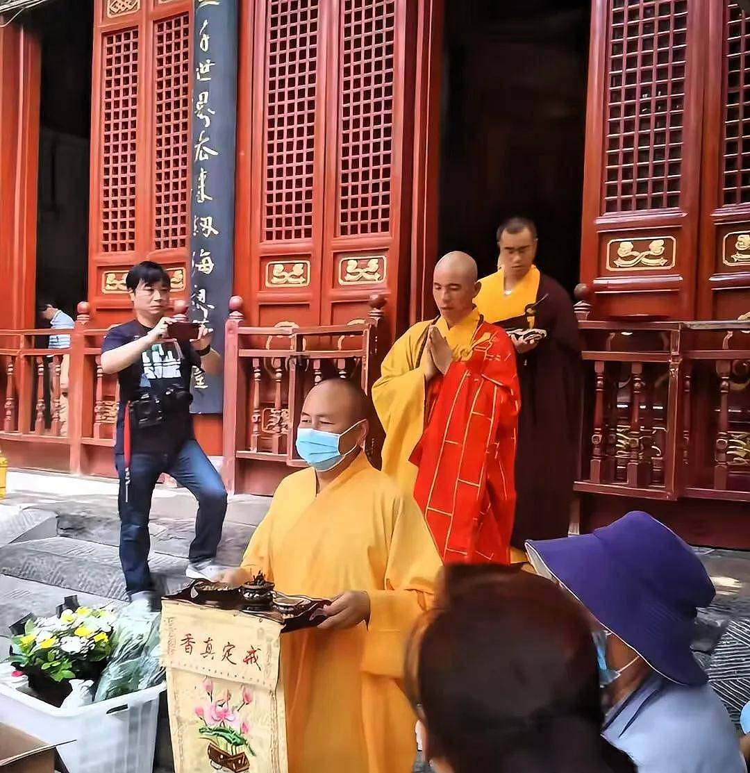 上任仅1天,印乐法师和美女大量合影被扒,与释永信区别太明显(组图) - 21
