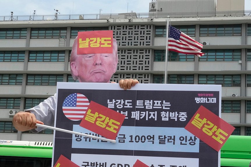 美国关税生效前夕：与韩国达成协议，提前取消小额包裹关税豁免（组图） - 2