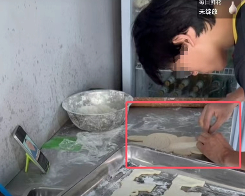 失业研究生卖“军火烧饼”遭疯抢!还爆火涨粉40万(组图) - 10