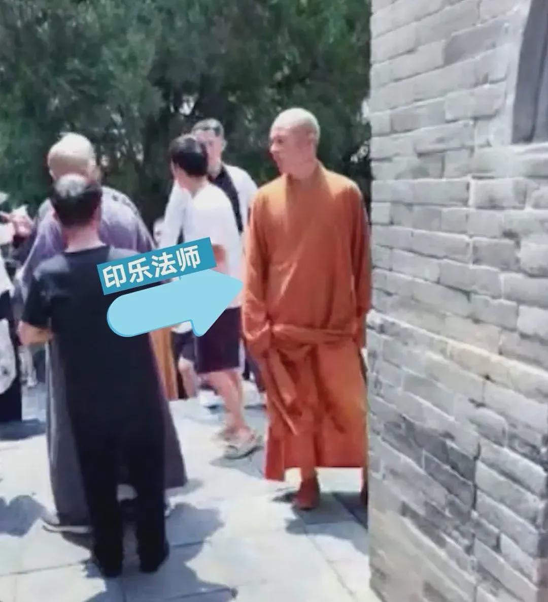 少林寺现场直击:新住持微笑挥手进入围挡的方丈室(组图) - 2
