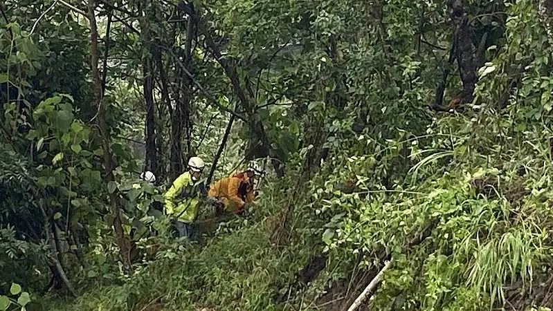 台湾高雄暴雨路塌，一家5口连人带车坠谷，已发现两具遗体（组图） - 4