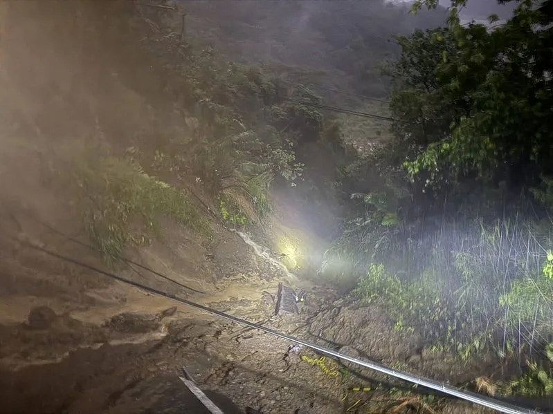 台湾高雄暴雨路塌，一家5口连人带车坠谷，已发现两具遗体（组图） - 5