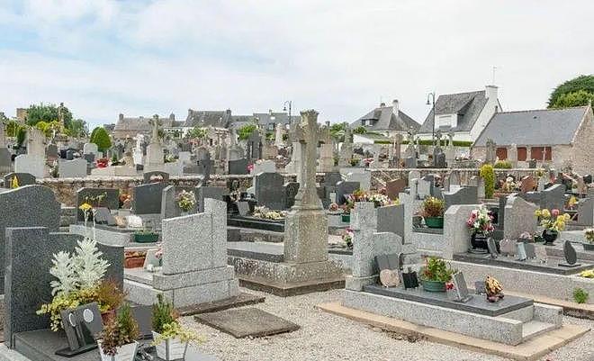 西班牙小镇奇葩法令:本镇禁止死亡! 26年过去,镇民难道都长生不老了?(图) - 5