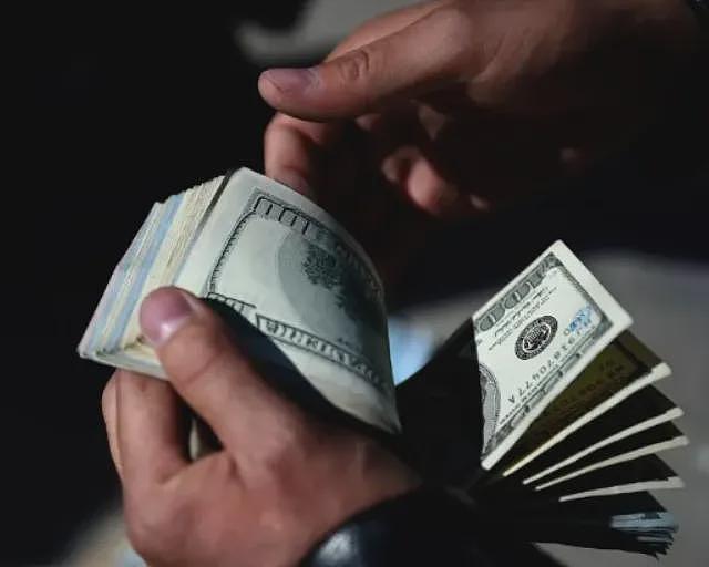 私下换汇小心了！华人被中国警方要求回国配合！只因一个动作，银行卡被冻结，后果很严重（组图） - 1
