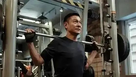 成龙老了，李连杰老了，张卫健也老了，而60岁的他看起来却像35岁（组图） - 10