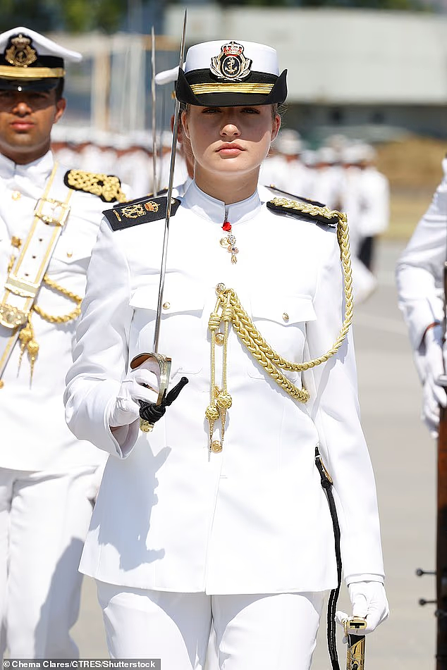 西班牙未来女王结束陆海两军服役将入空军！19岁已担王室重任，飒爽英姿惊艳民众（组图） - 16