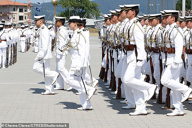 西班牙未来女王结束陆海两军服役将入空军！19岁已担王室重任，飒爽英姿惊艳民众（组图） - 17