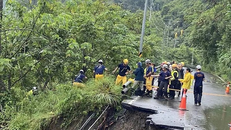 台湾高雄暴雨路塌，一家5口连人带车坠谷，已发现两具遗体（组图） - 1