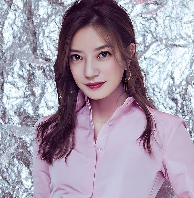 49岁赵薇携女儿现身机场,脸上憔悴离婚无事业的她,女儿成了依靠(组图) - 7