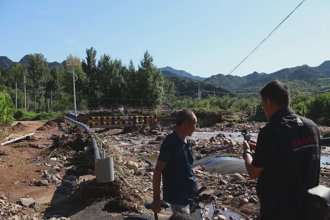 记者亲历北京密云暴雨:徒步十公里,双脚泡白发皱(组图) - 6