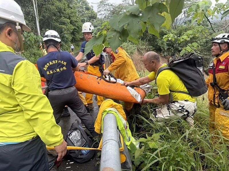 台湾高雄暴雨路塌，一家5口连人带车坠谷，已发现两具遗体（组图） - 3