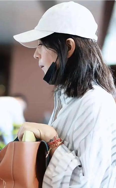 49岁赵薇携女儿现身机场,脸上憔悴离婚无事业的她,女儿成了依靠(组图) - 2