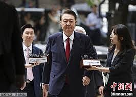 尹锡悦拒捕细节曝光：只穿内衣未穿囚服躺地上（组图） - 1