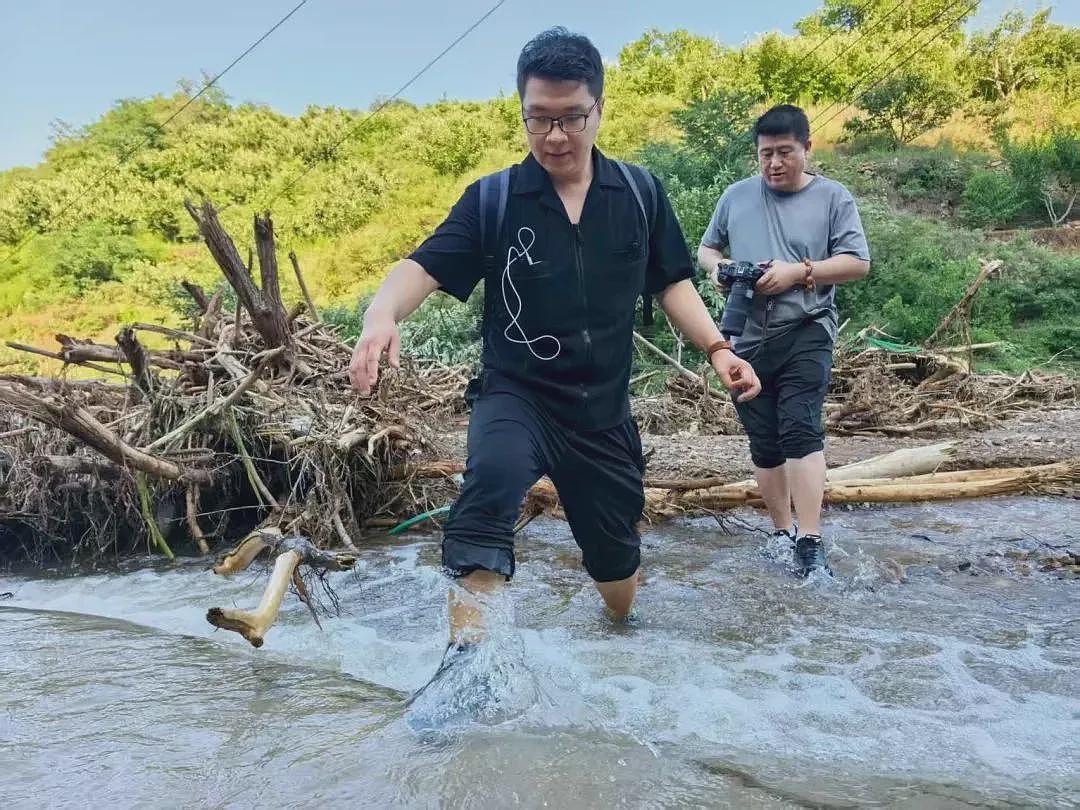 记者亲历北京密云暴雨:徒步十公里,双脚泡白发皱(组图) - 4