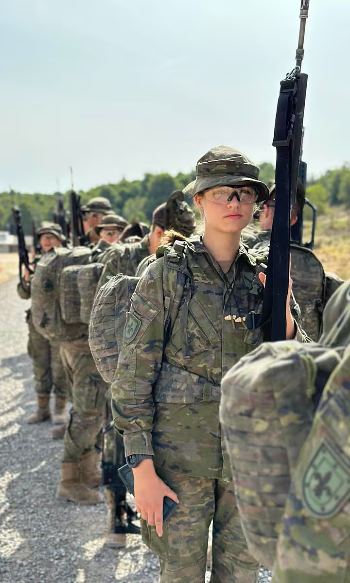 西班牙未来女王结束陆海两军服役将入空军！19岁已担王室重任，飒爽英姿惊艳民众（组图） - 6