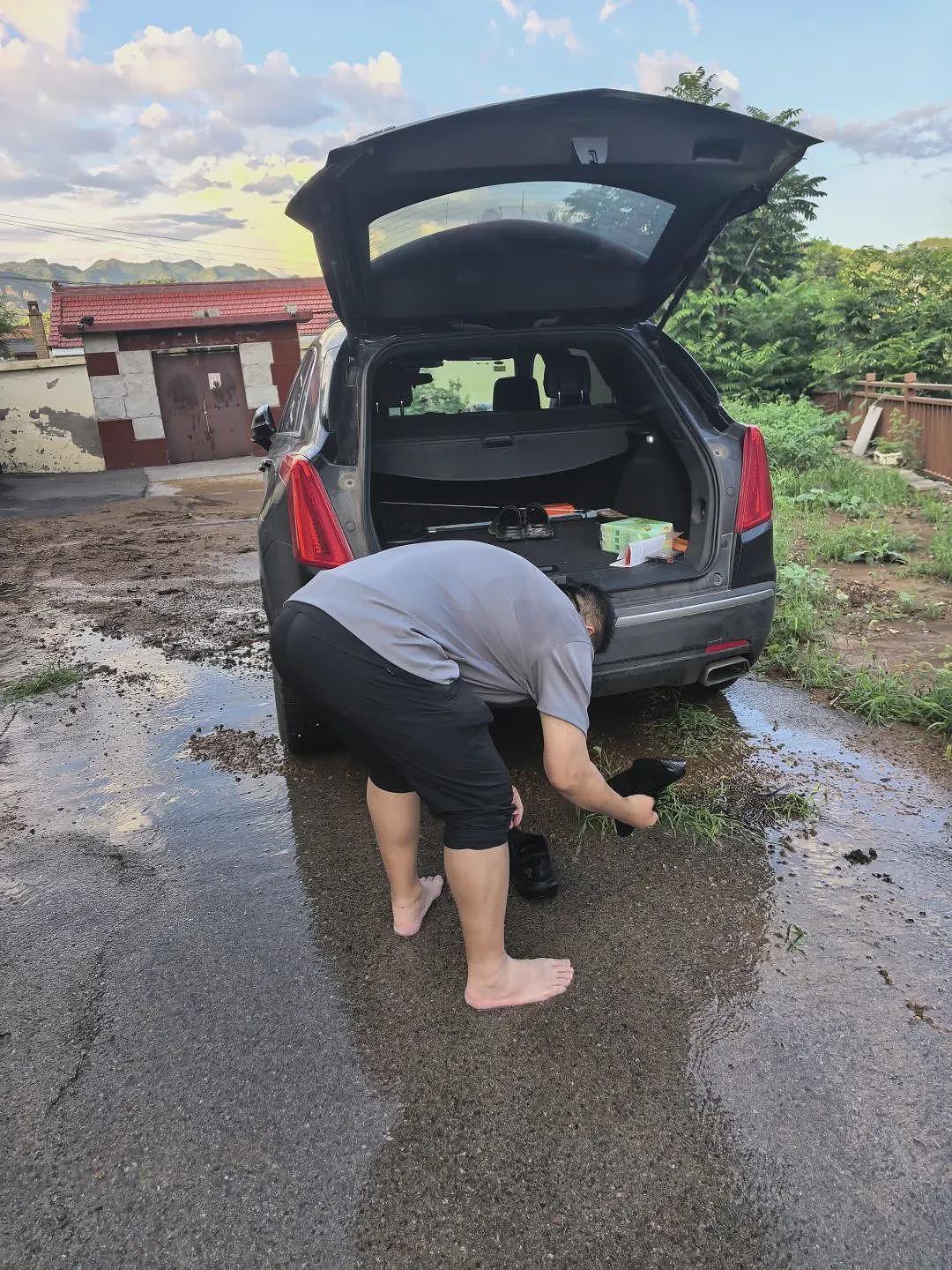 记者亲历北京密云暴雨:徒步十公里,双脚泡白发皱(组图) - 3
