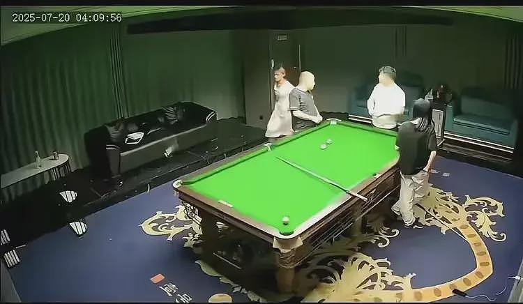 美女助教凌晨4点陪打台球，收500元裤子脱掉了，监控录下全部过程（组图） - 1