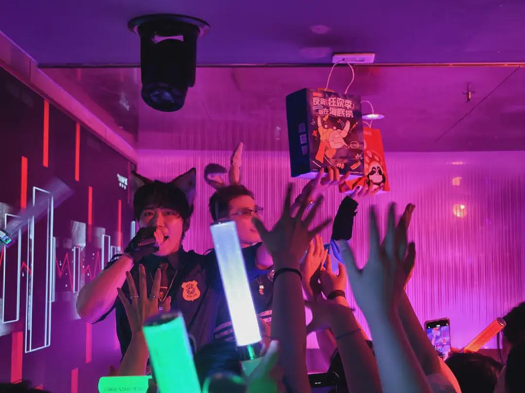 爆改夜店的海底捞能看黑背心“男模”跳热舞,最近打工人大晚上排队吃火锅就为了摸腹肌(组图) - 9