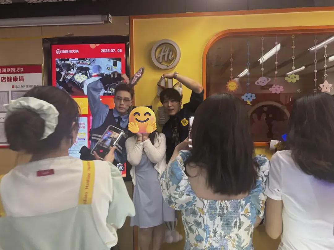 爆改夜店的海底捞能看黑背心“男模”跳热舞,最近打工人大晚上排队吃火锅就为了摸腹肌(组图) - 24