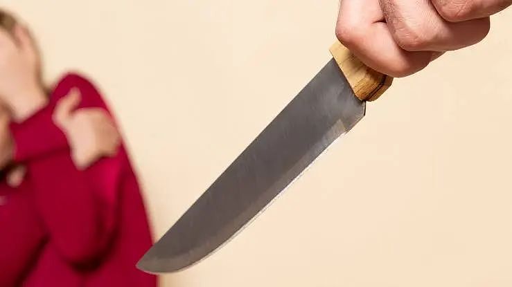 日本横滨车站溅血！中国女子为抢先搭车起口角，挥刀怒砍乘客落跑…（组图） - 5