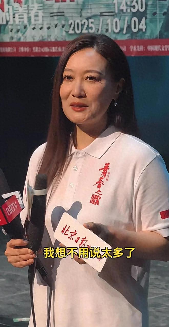 47岁谭晶老到认不出！和科学家丈夫很恩爱，一对双胞胎成她的骄傲（组图） - 1