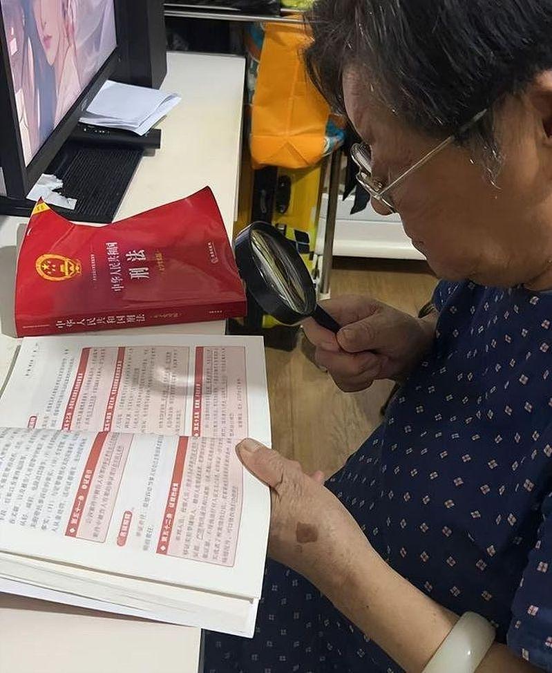 儿被控敲诈勒索舟山首富5600万，浙江90岁老母自学法律出庭辩护（组图） - 1