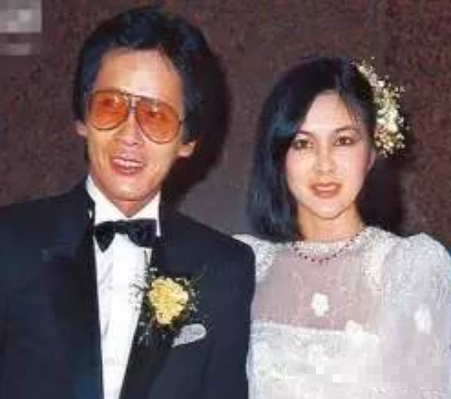 突然承认已婚?出道12年曾遭无线封杀,女友陪伴多年婚期一拖再拖,终于隐婚好友说漏嘴才曝光?(组图) - 16