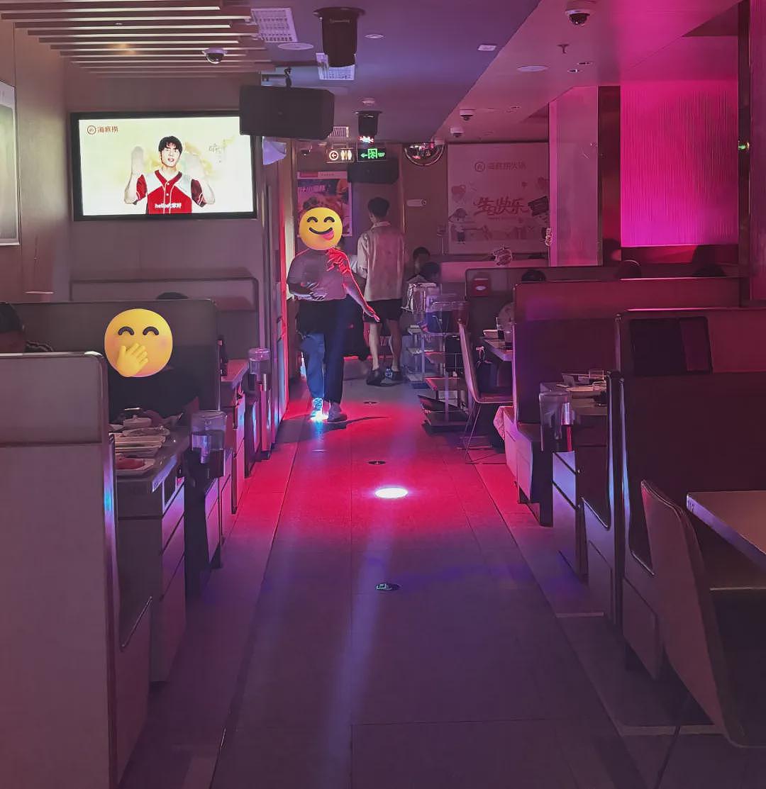 爆改夜店的海底捞能看黑背心“男模”跳热舞,最近打工人大晚上排队吃火锅就为了摸腹肌(组图) - 5