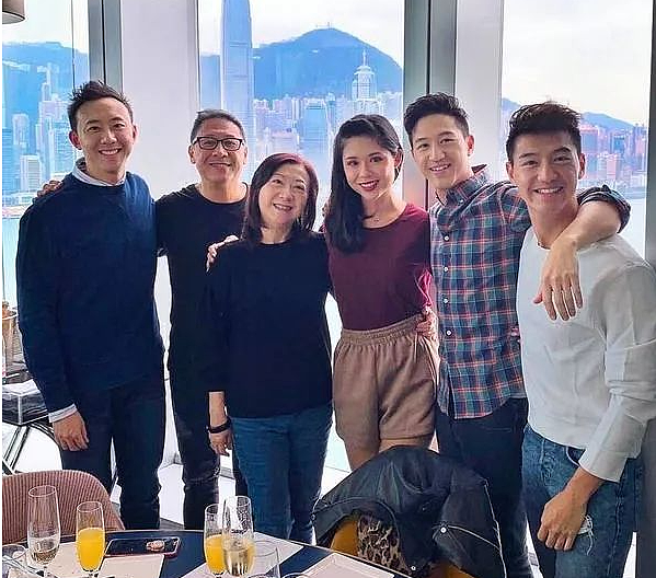 突然承认已婚?出道12年曾遭无线封杀,女友陪伴多年婚期一拖再拖,终于隐婚好友说漏嘴才曝光?(组图) - 23