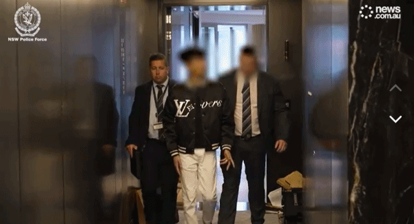 搜出宾利法拉利人民币！澳洲华男被抓！涉案金额$3800万（组图） - 1