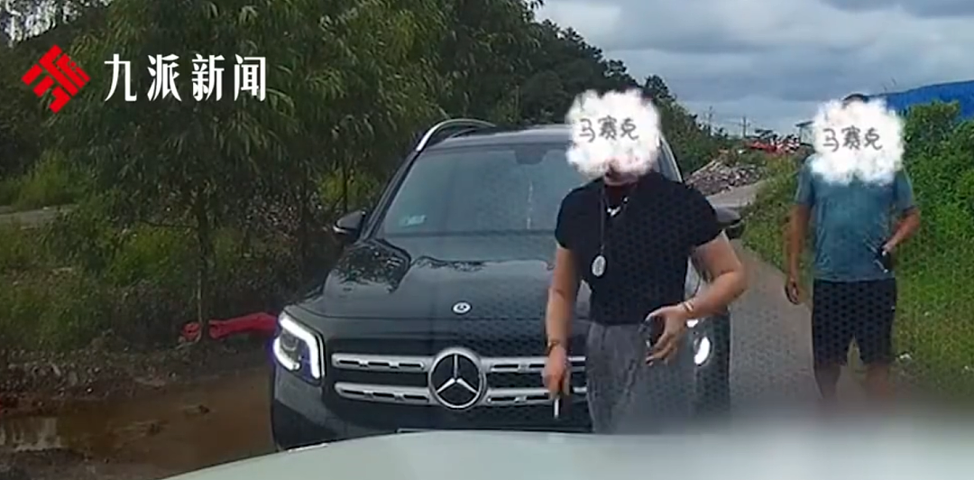 官方：亮证女司机不是公安部门某领导！男子还原事件经过：希望纪委介入调查！人民网这样评论......（组图） - 6