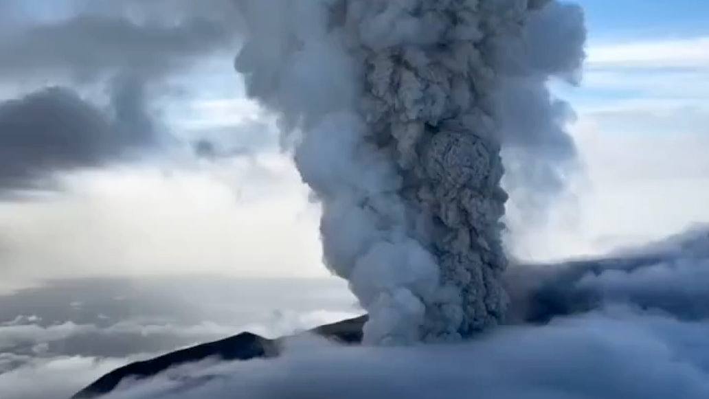 俄罗斯堪察加半岛一火山600年来首次喷发，或因8.8级强震（图） - 1