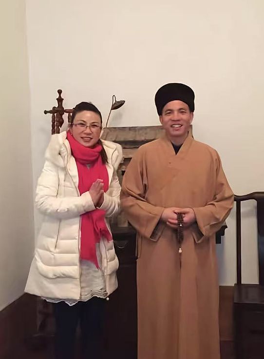 印乐法师上任5天,与外国美女大量合影被扒,对方穿泳装引热议(组图) - 9