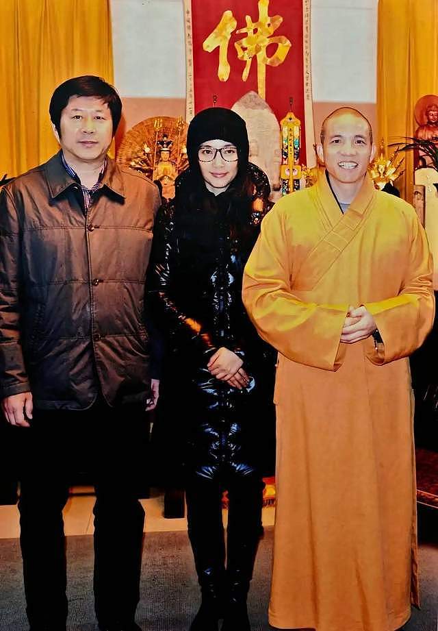 印乐法师上任5天，与外国美女大量合影被扒，对方穿泳装引热议（组图） - 3