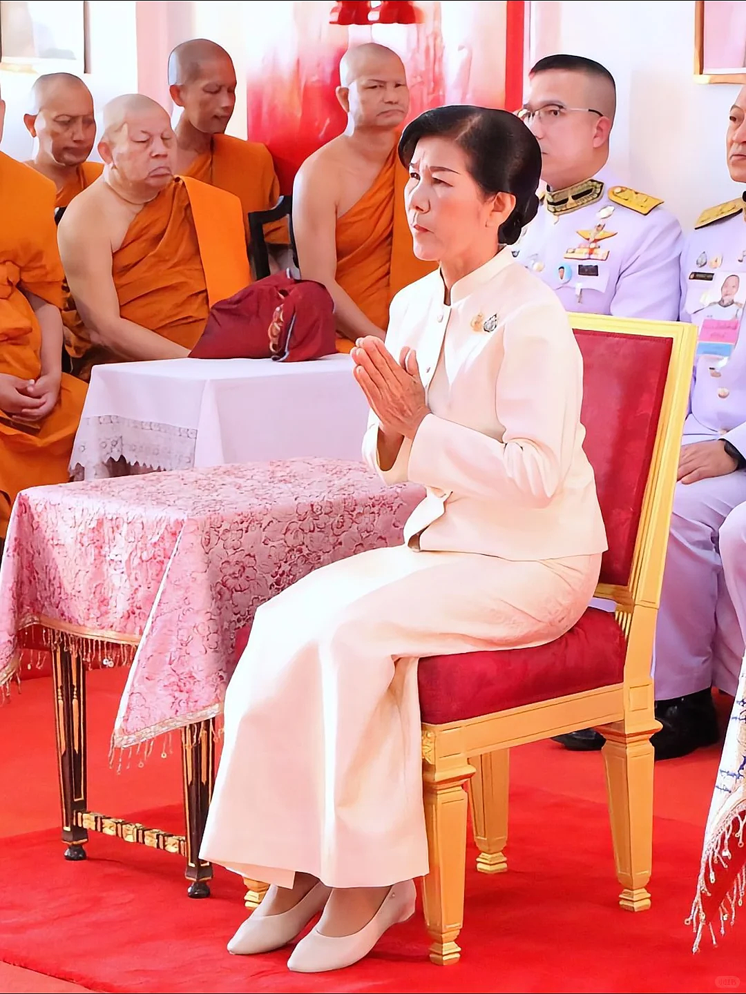 泰王室大乱斗？二度流亡王子隔空再挑事，泰王太缺人竟派贵妃诗妮娜亲妈出席公务？网友：丈母娘都上了（组图） - 23
