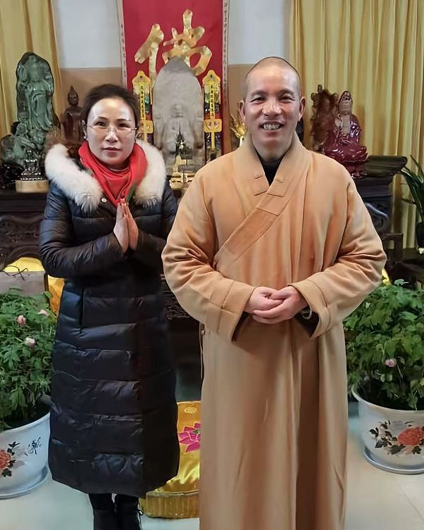 印乐法师上任5天，与外国美女大量合影被扒，对方穿泳装引热议（组图） - 10