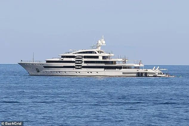贝克汉姆父子海上“对峙”！大布乘岳父8500万镑壕艇碾压老爹“家庭号”，家族再陷冰点！（组图） - 1