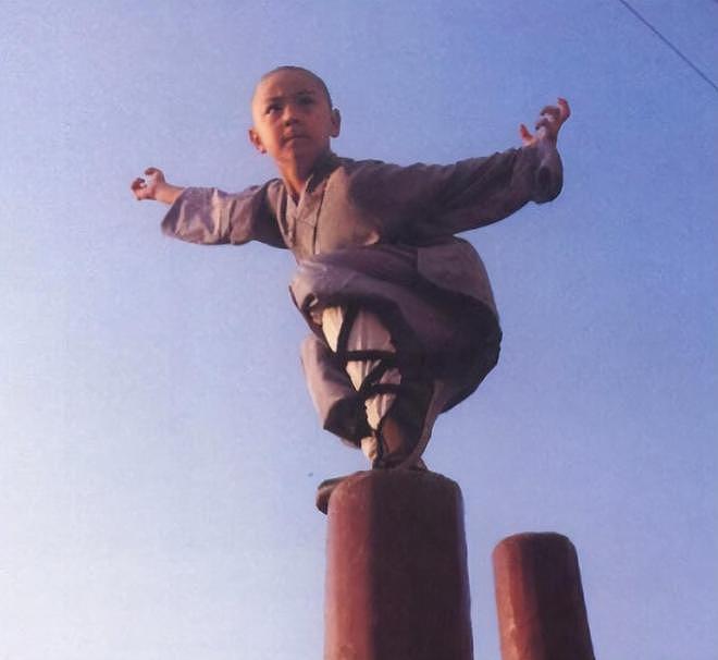 被亲爹吸血,遭师父连累,37岁的“背锅侠”释小龙,太冤了(组图) - 6