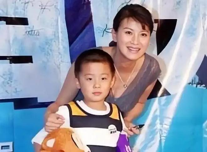 李幼斌：戏里妆容重，戏外皮肤白一点，儿子38岁不婚（组图） - 8