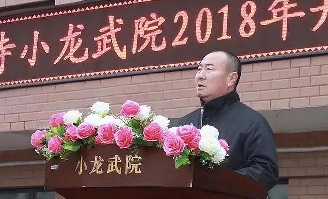 被亲爹吸血,遭师父连累,37岁的“背锅侠”释小龙,太冤了(组图) - 17