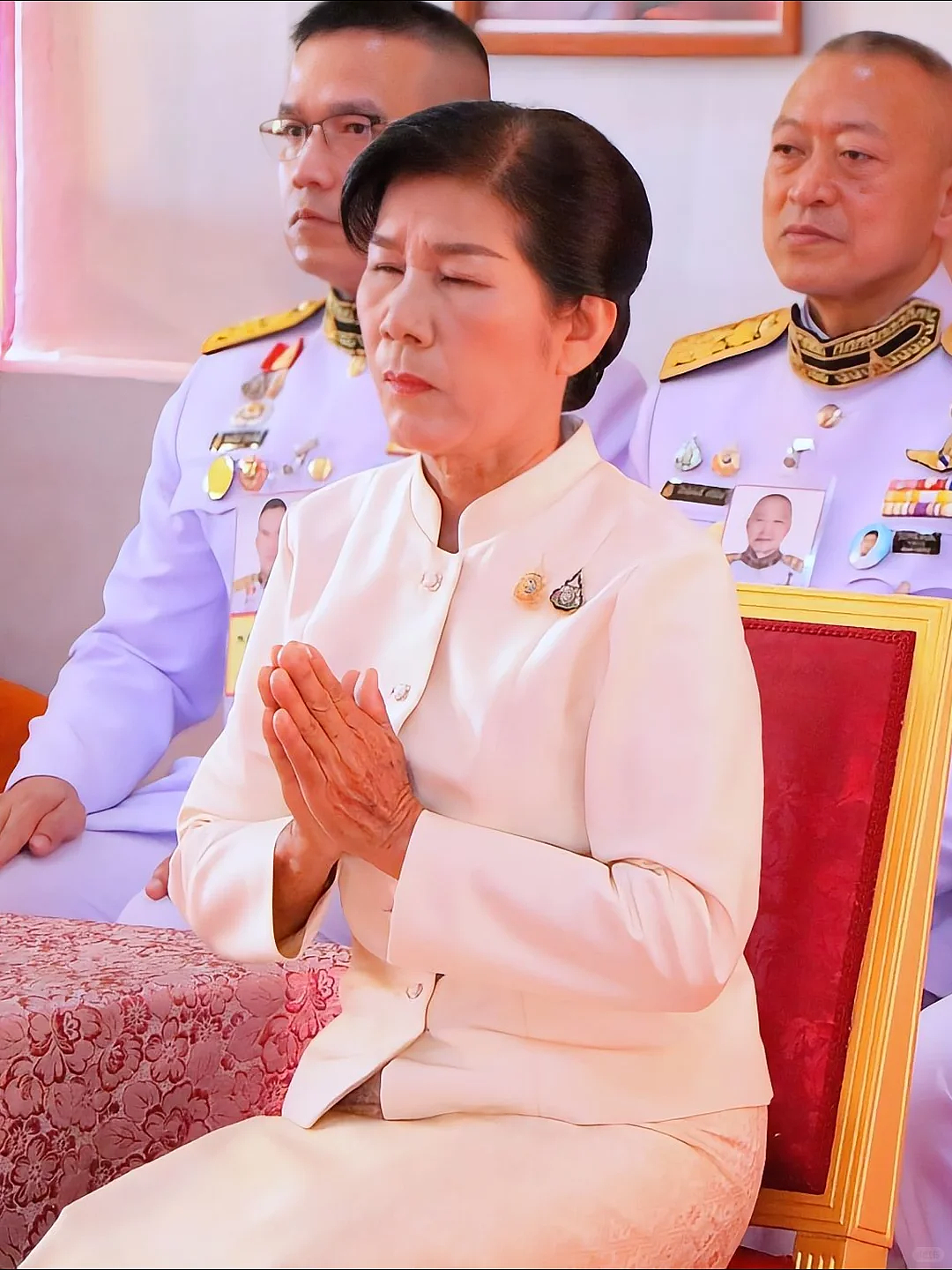 泰王室大乱斗？二度流亡王子隔空再挑事，泰王太缺人竟派贵妃诗妮娜亲妈出席公务？网友：丈母娘都上了（组图） - 22