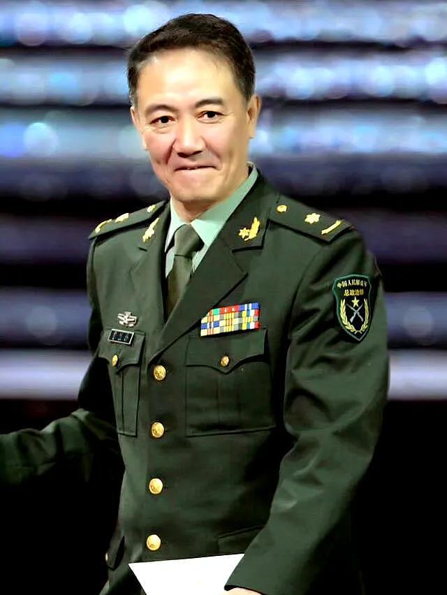 李幼斌：戏里妆容重，戏外皮肤白一点，儿子38岁不婚（组图） - 2