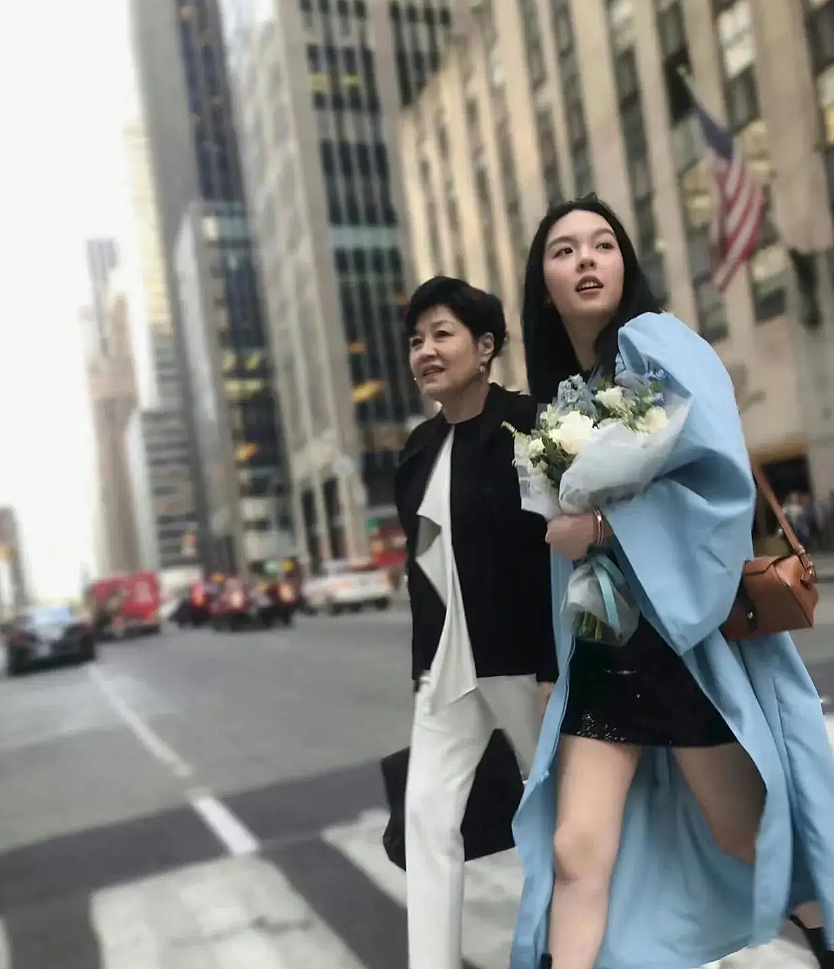 李咏女儿官宣恋情!23岁法图麦晒甜蜜合影,男朋友被夸长得帅(组图) - 5