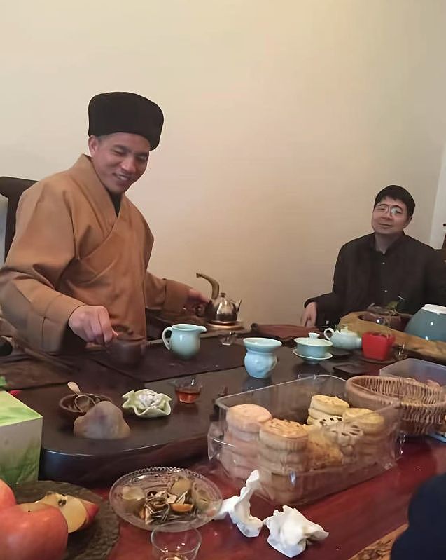 印乐法师上任5天，与外国美女大量合影被扒，对方穿泳装引热议（组图） - 12