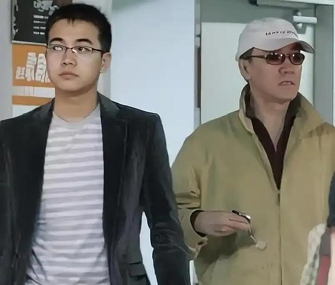 李幼斌：戏里妆容重，戏外皮肤白一点，儿子38岁不婚（组图） - 9