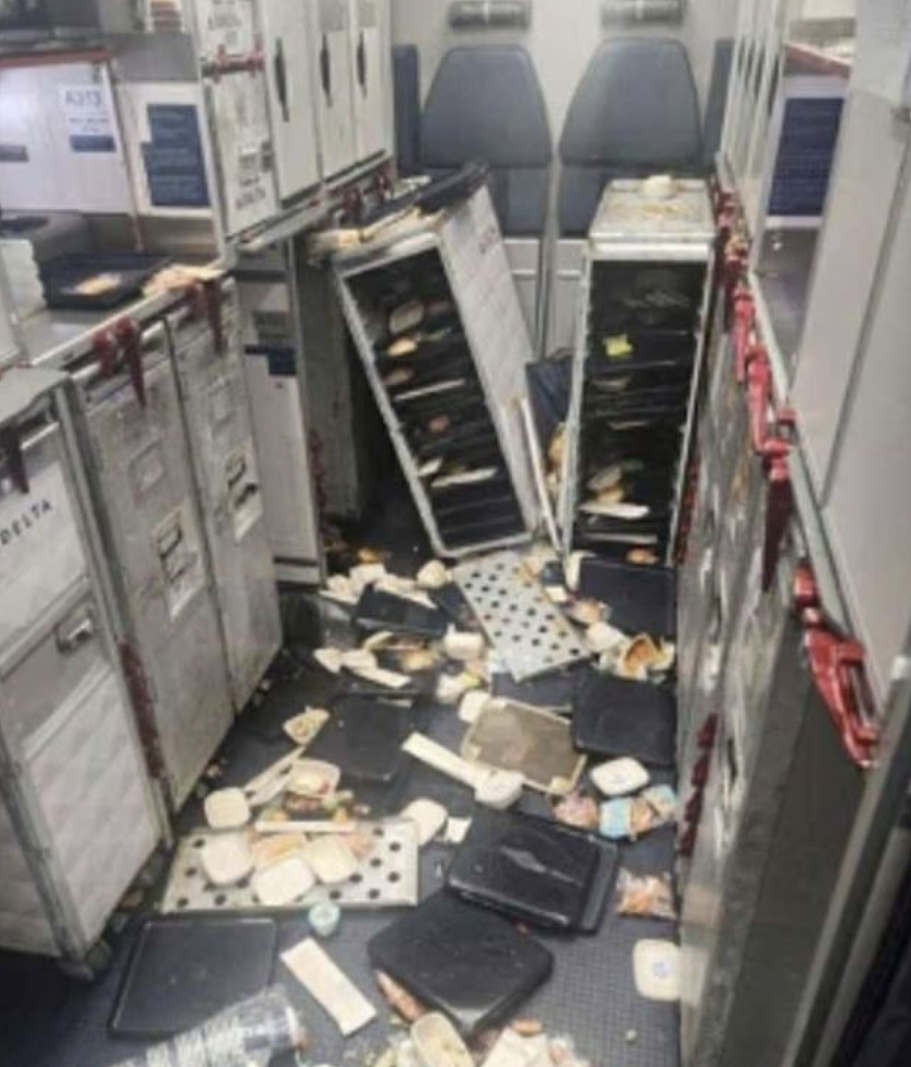 吓人!载288人客机高空急坠1600英尺!机舱砸得人仰马翻,乘客吓得尖叫哭泣(组图) - 3