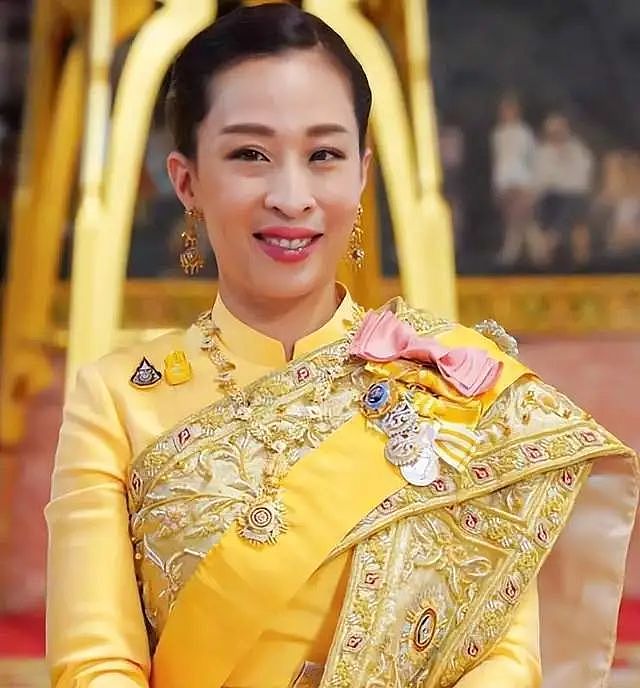 泰王室大乱斗？二度流亡王子隔空再挑事，泰王太缺人竟派贵妃诗妮娜亲妈出席公务？网友：丈母娘都上了（组图） - 9